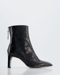 LAKIEROWANE BOTKI 22544 SOL NEGRO. Botki Venezia, bez wzorów, z lakierowanej skóry, bez obcasa, bez zapięcia. Za 339.00 zł.