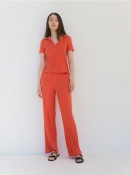 Bluzka polo - pomarańczowy. Brązowe bluzki Reserved, l, bez wzorów, z bawełny, bez kołnierzyka, bez ramiączek. W wyprzedaży za 49.99 zł.