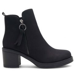 Botki Clara Barson. Czarne botki Clara Barson, bez wzorów, bez obcasa, na słupku, bez zapięcia. Za 119.99 zł.