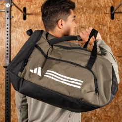 Torba Essentials 3-Stripes Duffel Medium. Białe torby sportowe adidas, bez wzorów, z materiału. Za 179.00 zł.