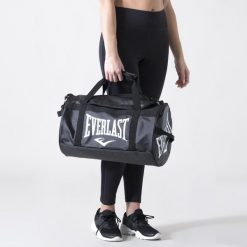 IKONICZNA TORBA SPORTOWA CZARNY POLIESTER. Czarne torby sportowe Everlast, bez wzorów, z poliesteru. Za 219.99 zł.
