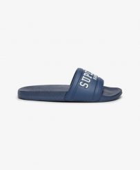 Superdry klapki Destination Pool z wyściełanym paskiem – Mariner Navy. Niebieskie klapki Superdry, bez wzorów, z poliesteru, wakacyjne, bez obcasa, bez zapięcia. Za 135.40 zł.