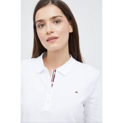 Tommy Hilfiger polo damski kolor biały z kołnierzykiem. Białe t-shirty Tommy Hilfiger, bez wzorów, z dzianiny, bez kołnierzyka, bez ramiączek. W wyprzedaży za 222.99 zł.