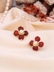 Pierres de Jade Pozłacane kolczyki-wkrętki z perłami i koralami rozmiar: onesize. Białe kolczyki Pierres de Jade, z koralem, pozłacane. Za 39.99 zł.