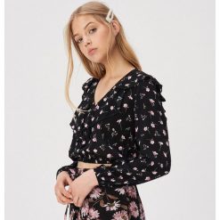 Wzorzysta bluzka z falbankami - Wielobarwny. Bluzki marki Sinsay. Za 49.99 zł.