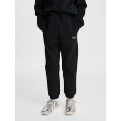 Spodnie dresowe dla dzieci Hummel Tech. Czarne szorty Hummel, bez wzorów, z dresówki, sportowe. Za 320.50 zł.