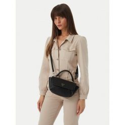 Torebka Guess. Czarne torebki klasyczne Guess, z aplikacjami, bez dodatków. Za 489.99 zł.
