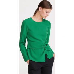 Bluzka z dekoracyjnym wezlem - Zielony. Zielone bluzki Reserved, bez wzorów, bez kołnierzyka, bez ramiączek. Za 119.99 zł.