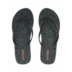 Klapki damskie Protest PRTISABELITA slaps. Czarne klapki Protest, bez wzorów, eleganckie, bez obcasa, bez zapięcia. Za 59.99 zł.