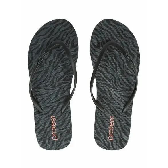 Klapki damskie Protest PRTISABELITA slaps. Czarne klapki Protest, bez wzorów, eleganckie, bez obcasa, bez zapięcia. Za 59.99 zł.