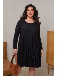 Curvy Lady Sukienka w kolorze czarnym rozmiar: 44/46. Czarne sukienki Curvy Lady, bez wzorów, klasyczne, bez kołnierzyka, bez ramiączek, midi. Za 138.21 zł.
