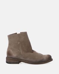 Botki zamszowe w kolorze szarym M014SUGEOBB012. Szare botki Venezia, bez wzorów, ze skóry, bez obcasa, bez zapięcia. Za 599.00 zł.