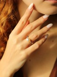 Pierres delicates Pozłacany pierścionek z perłą i cyrkoniami rozmiar: onesize. Białe pierścionki Pierres delicates, z cyrkonią, pozłacane. Za 39.99 zł.