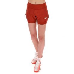 Spodenki tenisowe damskie Lotto Tech II-D1 short. Czerwone szorty sportowe Lotto, bez wzorów, z elastanu, tenisowe. Za 190.00 zł.