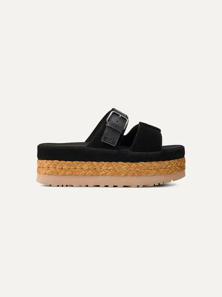 UGG Skórzane klapki "Aubrey" w kolorze czarnym rozmiar: 39. Czarne klapki UGG, bez wzorów, ze skóry, klasyczne, z otwartym noskiem, bez obcasa, na platformie, bez zapięcia. Za 460.12 zł.