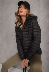 Czarna Pikowana Kurtka Przejściowa z Kapturem z Możliwością Odpięcia Feziel. Czarne kurtki Renee, l, bez wzorów, z jeansu, eleganckie, z kapturem. Za 89.99 zł.