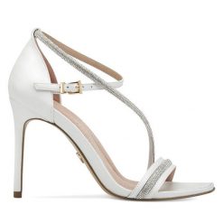 Sandały Tamaris. Białe sandały Tamaris, bez wzorów, bez obcasa, na szpilce, bez zapięcia. Za 279.99 zł.