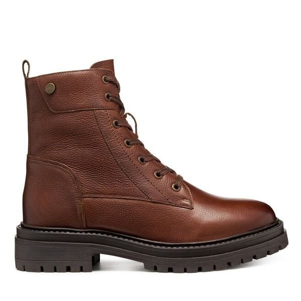 Trapery Geox. Brązowe traperki Geox, bez wzorów, bez obcasa, bez zapięcia. Za 409.99 zł.