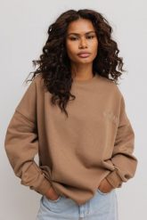 Bluza damska o kroju oversize z HAFTEM w kolorze CAMEL - CRAFT-UNI. Brązowe bluzy Marsala, m, bez wzorów, z bawełny, klasyczne, bez ramiączek, bez kaptura. Za 349.90 zł.