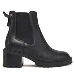 Botki Tommy Hilfiger. Czarne botki Tommy Hilfiger, bez wzorów, bez obcasa, na słupku, bez zapięcia. Za 549.99 zł.