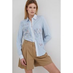 Desigual koszula damska regular z kołnierzykiem klasycznym. Niebieskie koszule Desigual, l, bez wzorów, z materiału, klasyczne, bez kołnierzyka, bez ramiączek. W wyprzedaży za 279.99 zł.
