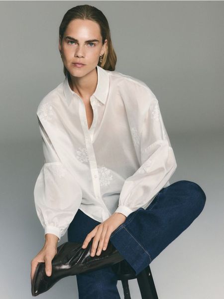 Koszula z ozdobnym haftem - biały. Białe koszule Reserved, l, bez wzorów, z tkaniny, bez kołnierzyka, bez ramiączek. Za 139.99 zł.