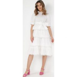 Biała Sukienka Thellis. Białe sukienki Born2be, m, bez wzorów, z koronki, eleganckie, bez kołnierzyka, bez ramiączek, midi. Za 269.99 zł.