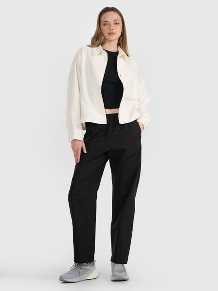 4F Spodnie casual damskie - czarne XS. Czarne spodnie materiałowe 4f, bez wzorów, z bawełny, casualowe. W wyprzedaży za 99.99 zł.