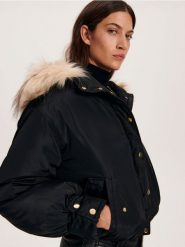 Kurtka z futrzanym kapturem - czarny. Czarne kurtki Reserved, l, bez wzorów, z futra. W wyprzedaży za 299.99 zł.