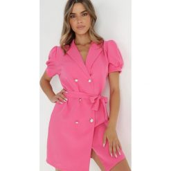 Fuksjowa Sukienka Anelene. Czerwone sukienki Born2be, m, z aplikacjami, z materiału, eleganckie, bez kołnierzyka, bez ramiączek, mini, koszulowe. W wyprzedaży za 95.99 zł.