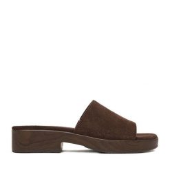 Klapki GINO ROSSI. Brązowe klapki Gino Rossi, bez wzorów, bez obcasa, bez zapięcia. Za 249.99 zł.