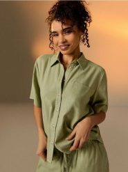 Wiskozowa koszula z krótkim rękawem z domieszką lnu - zielony. Zielone koszule Sinsay, l, bez wzorów, z wiskozy, bez kołnierzyka, bez ramiączek. Za 39.99 zł.