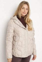 Beżowa Pikowana Kurtka Przejściowa o Klasycznym Kroju z Kapturem Tavitte. Brązowe kurtki Born2be, plus size, z aplikacjami, z jeansu, klasyczne, z kapturem. Za 209.99 zł.