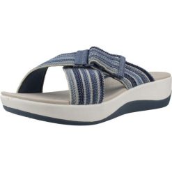 Sandały CLARKS 26177190C Niebieski. Niebieskie sandały Clarks, bez wzorów, z tkaniny, bez obcasa, bez zapięcia. Za 132.99 zł.