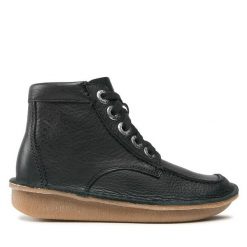 Botki Clarks. Czarne botki Clarks, bez wzorów, bez obcasa, na płaskiej podeszwie, bez zapięcia. Za 299.99 zł.