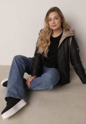 Czarna Przejściowa Kurtka Pikowana z Kapturem i Kieszeniami Sazia. Czarne kurtki Born2be, l, bez wzorów, z jeansu, sportowe, z kapturem. Za 149.99 zł.