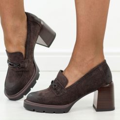 C. Brązowe skórzane mokasyny damskie Filippo Dp8169/26. Brązowe mokasyny Filippo, bez wzorów, z jeansu, z okrągłym noskiem. Za 339.00 zł.
