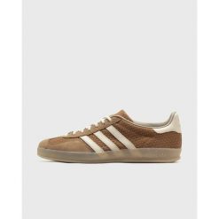 Uniseksowe buty sportowe ADIDAS GAZELLE INDOOR. Brązowe buty trekkingowe adidas, bez wzorów, z gumy, bez zapięcia, trekkingowe. Za 731.55 zł.