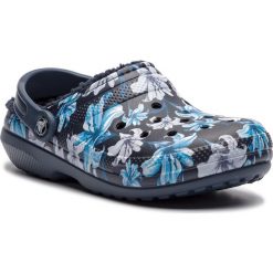 Kapcie CROCS - Classic Lined Graphic II Clog 205324 Lavender/Navy. Kapcie marki Cropp. W wyprzedaży za 159.00 zł.