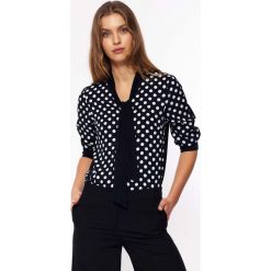 Bluzka w Grochy z Wiązaniem - Czarna. Czarne bluzki Nife, l, bez wzorów, z elastanu, bez kołnierzyka, bez ramiączek. Za 159.90 zł.