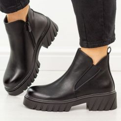 Czarne botki damskie S.Barski 8135. Czarne botki S.BARSKI, bez wzorów, z dzianiny, casualowe, z okrągłym noskiem, bez obcasa, bez zapięcia. Za 239.00 zł.