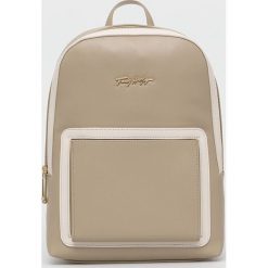 Tommy Hilfiger plecak damski kolor beżowy mały gładki. Brązowe plecaki Tommy Hilfiger, bez wzorów, do ręki, bez dodatków. Za 689.99 zł.