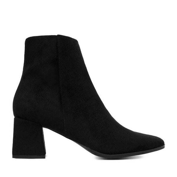 Botki DeeZee. Czarne botki DeeZee, bez wzorów, bez obcasa, na słupku, bez zapięcia. Za 199.99 zł.