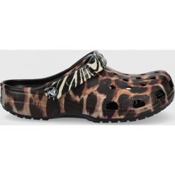 Crocs klapki Classic Animal Remix Clog 207840. Brązowe klapki Crocs, bez wzorów, z materiału, bez obcasa, bez zapięcia. W wyprzedaży za 139.99 zł.
