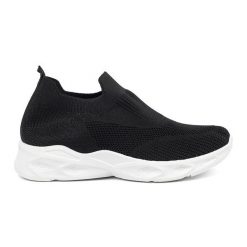 Buty sportowe damskie wsuwane czarne. Czarne buty treningowe bez wzorów, bez zapięcia. Za 126.76 zł.