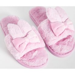 Puszyste kapcie z uszami - Fioletowy. Kapcie marki Sinsay. Za 39.99 zł.