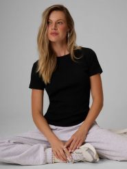 4F T-shirt slim z prążkowanej dzianiny damski - czarny M. Czarne t-shirty 4f, m, bez wzorów, z bawełny, eleganckie, bez kołnierzyka, bez ramiączek. Za 49.99 zł.