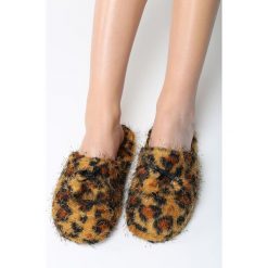 Panterkowe Kapcie Insulate. Kapcie marki Cropp. Za 19.99 zł.