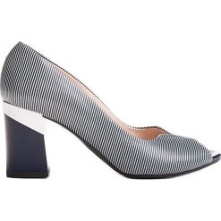 Marco Shoes Granatowe czółenka 1636P w paski. Czółenka Marco Shoes, bez wzorów, bez obcasa, bez zapięcia. Za 269.00 zł.