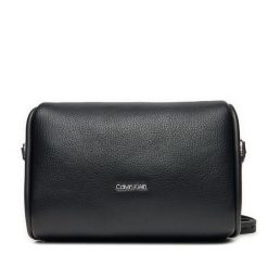 Torebka Calvin Klein. Czarne listonoszki Calvin Klein, bez wzorów, bez dodatków. Za 169.99 zł.
